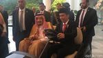Potret Gaya Jokowi Jadi Sopir di Istana