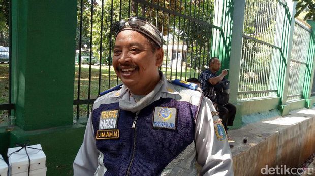 Kasihan petugas Dishub ini harus bolak-balik mengingatkan. 