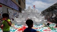 Anak-anak ikut bermain dengan meniupkan gelembung busa (Foto: REUTERS/Bobby Yip)