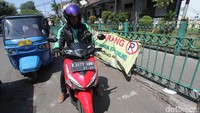 Ojek online tak mengindahkan larangan mangkal di pinggir jalan di kawasan Stasiun Manggarai.