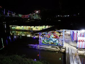 Malam-malam Wisata Kuliner Khas Sanggau di Kafe Terapung