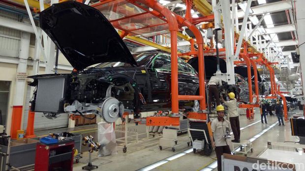 Pekerja di pabrik BMW Sunter