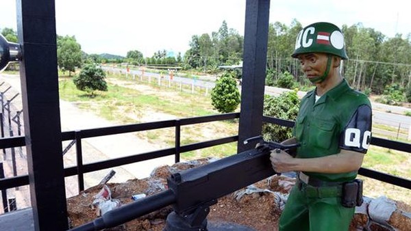 Penjara ini dijaga dengan ketat pada masa itu. Terbukti dengan penjagaan satu aparat untuk 2 orang tahanan (phuquocprison.org) Penjara ini dijaga dengan ketat pada masa itu. Terbukti dengan penjagaan satu aparat untuk 2 orang tahanan (phuquocprison.org)