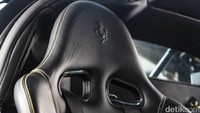 Jok kulit ala balapan dengan logo Ferrari yang di-embos di sandaran kepala. Foto: RM Sothebys