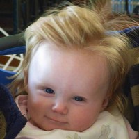 Mungkin jarang Anda melihat bayi gondrong. Anda bisa melihat gaya rambut bayi yang satu ini. Foto: Ist.