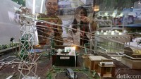 Para pengunjung melihat berbagai stand pameran Indonesia International Geothermal Convention & Exhibition (IIGCE) di JCC, Jakarta, Rabu (2/8/2017).