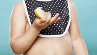 Bagi Wile, lemon bisa jadi sumber hiburan. Terlihat bayi laki-laki ini berusaha tetap cool saat mencicip lemon. (Foto: David Wile)