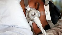Seorang atlet sumo juga menggunakan sungkup CPAP saat tidur. Pemilik berat badan berlebih memang rentan mengalami sleep apnea. Foto: REUTERS/Issei Kato