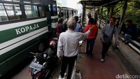 Kopaja dan ojek online maupun pangkalan ngetem di pinggir jalan di kawasan Dukuh Atas, Rabu (2/8/2017).