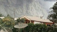 Erupsi pertama Gunung Sinabung terjadi sekitar pukul 08.09 WIB. Semburan awan panasnya mencapai 4 km ke arah timur tenggara. 
