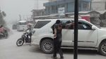 Penampakan Semburan Awan Pekat nan Panas dari Perut Sinabung