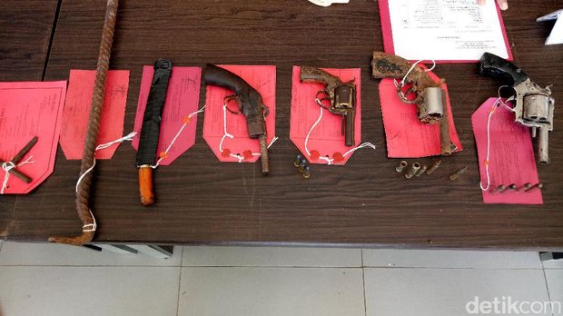 Barang bukti senapan api dan senjata tajam dari 23 pelaku kriminalitas di Banyuasin, Sumatera Selatan