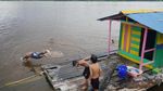 Foto: Keceriaan Anak-anak di Tepi Sungai Kapuas