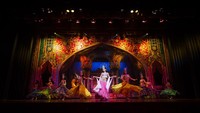 Pertunjukan kabaret Alcazar punya 100 orang aktris dan juga staff. Setiap hari, kabaret Alcazar ini punya 4 jadwal pertunjukan (Alcazar Thailand)