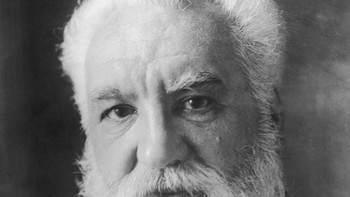 Western Union menolak telepon: Alexander Graham Bell si penemu telepon menawarkan patennya kepada perusahaan telegrap Western Union pada 1876, namun ditolak. Penolakan ini membawanya ke Bell Telephone Company yang kemudian dibeli oleh AT&T dan jadi perusahaan telekomunikasi besar di Amerika Serikat saat ini. Foto: Getty Images