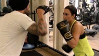 Demi Lovato, aktris dan penyanyi asal Amerika Serikat ini sering melakukan olahraga berat seperti kick boxing. Beberapa fotonya tengah berolahraga kerap diunggah ke media sosialnya. Ia juga menerapkan gaya hidup sehat dengan mengonsumsi makanan sehat. Foto: Instagram