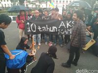 Aksi Kamisan, Pemuda Bandung Dorong Jokowi Tuntaskan Kasus HAM