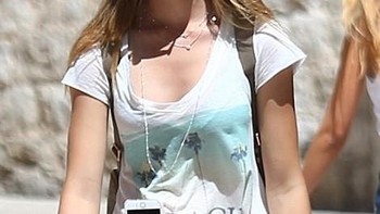 Terlihat Eve kian seksi. Tampak pula sebuah iPhone di celananya. Foto: istimewa