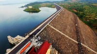 Bendungan Jatigede berlokasi di Jawa Barat. Bendungan terbesar kedua di Indonesia setelah Jatiluhur tersebut dibangun sejak tahun 2007 dan rampung pada tahun 2015. Bendungan ini telah mengairi 90.000 hektar lahan sawah yang ada di Indramayu, Majalengka, dan Cirebon dengan kapasitas tampungan airnya yang mencapai 980,57 juta m3. Pool/Kementerian PUPR.