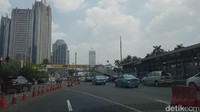 Dan di sini hasilnya. Habiburokhman yang memutuskan untuk naik ke Simpang Susun Semanggi keluar di Jl Jend Sudirman yang mengarah ke Senayan. Dia harus putar balik di Bundaran Senayan untuk bisa menuju arah tujuan awal: Bundaran HI.