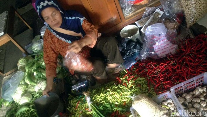 Salah satu pedagang sayuran di los pasar tradisional, Pasar Imogiri, Bantul