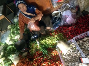 Jaga Jarak! Pasar di Parepare Layani Beli Sembako Online