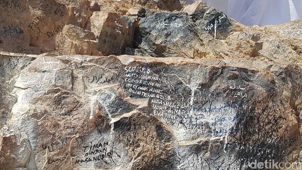 Coret-coret 'Sunarto, 'Cahyo' dan 'Wahyuni' di Jabal Uhud