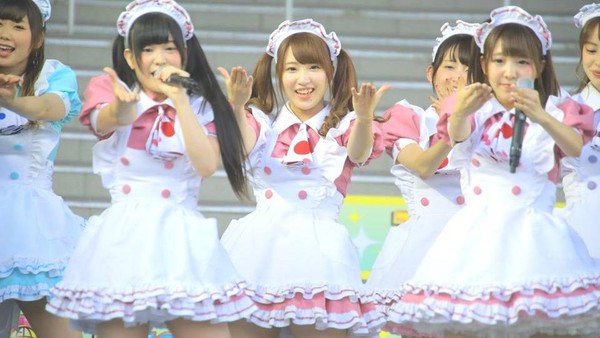 Selain melayani pengunjung, para pelayan Maid Cafe juga akan menghibur pengunjung dengan ulah mereka yang lucu (@Home Maid Cafe/Facebook) Selain melayani pengunjung, para pelayan Maid Cafe juga akan menghibur pengunjung dengan ulah mereka yang lucu (@Home Maid Cafe/Facebook)