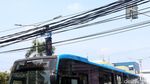 Aksi Petugas TransJ Atasi Kabel Melintang di Jalan