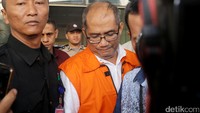 Kepala Inspektorat Pamekasan Sutjipto Utomo terlihat tertunduk dihadapan wartawan.