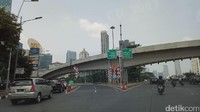 Ini detail yang menentukan. Ada tiga pilihan jalur. Paling kiri untuk menuju HI. Tengah untuk naik ke Simpang Susun Semanggi guna menuju ke Senayan atau Blok M. Sedangkan kanan untuk menuju ke arah Cawang. Habiburokhman yang hendak menuju arah HI, mengambil jalur tengah yakni naik ke Simpang Susun Semanggi.