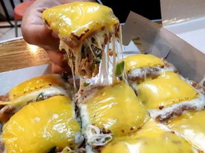 Martabak Mertua: Martabak Telur dengan Lelehan Keju Mozzarella Buatan Mertua