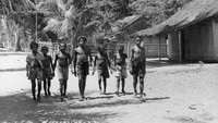 Berbeda dengan anak-anak zaman sekarang, sejumlah anak-anak di wilayah timur Indonesia tempo dulu terlihat berjalan dengan kaki telanjang dan beberapa hanya menggunakan celana. Three Lions/Getty Images.