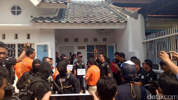Rekonstruksi berlanjut ke perumahan Duta Garden, Cengkareng, Jakarta Barat