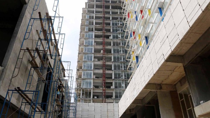Pekerja menyelesaikan tahap akhir proyek Apartemen Majestic Point Serpong milik PT Prioritas Land Indonesia di Kawasan Gading Serpong, Tangerang Selatan, Banten.