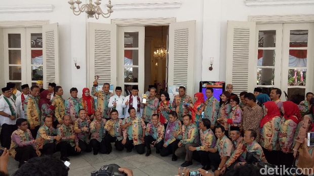 Pemprov DKI menerima penghargaan Adipura.