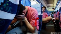 Beberapa di antara mereka menutupi wajahnya saat dibawa ke Bandara Soekarno-Hatta.