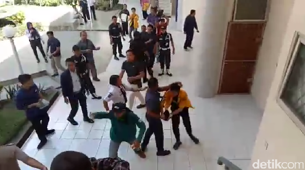Demo Mahasiswa di Universitas Sriwijaya Ricuh