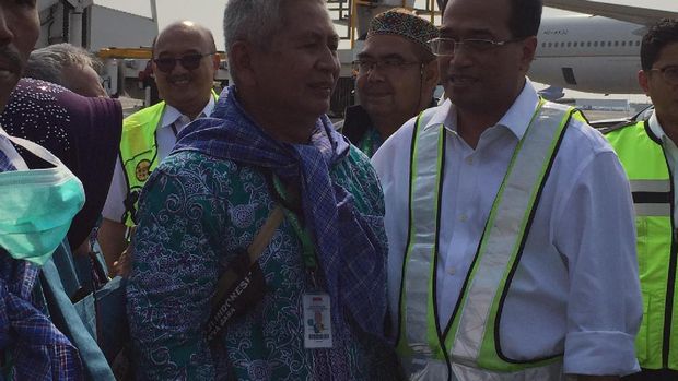 Tinjau Embarkasi Haji di Bandara Soetta, Menhub Cek Pesawat Jemaah