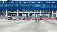 Aksi mogok kerja tersebut mengakibatkan aktivitas bongkar muat peti kemas di PT Jakarta International Container Terminal (JICT) terhenti.