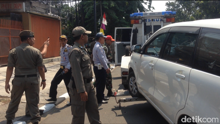 Menolak Diderek Petugas, Pengendara di Rawamangun Coba Kabur