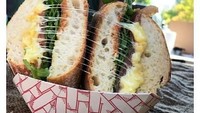 Menu yang satu ini dimiliki oleh Raclette Machine. Gerai pop up ini buka setiap hari Jumat di Liberty Park Farmers Market sore hari dan Sabtu di Downtown SLC Farmer Market malam hari ini menjual sandwich dengan isian lelehan keju raclette yang mulur. Yummy! (Foto: Istimewa)