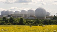 Bangunan berbentuk bola golf ini bernama Royal Air Force Menwith Hill. Lebih singkatnya RAF Menwith Hill (@fiesta_fm/Twitter)