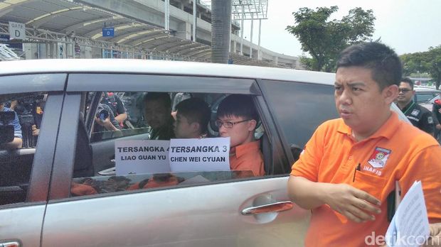 Rekonstruksi dilakukan pertama di Bandara Soekarno-Hatta ketika kedatangan para tersangka asal Taiwan