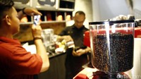 Tak hanya kualitas kopi yang premium, kedai kopi ini juga mengusung desain interior yang unik. Sebut saja, ada varian Kopi Lintong yang diangkat menjadi tema desain interiornya.