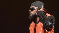 Meski begitu, R Kelly tetap melangsungkan konsernya, walau hanya 45 menit saja. Foto: Getty Images