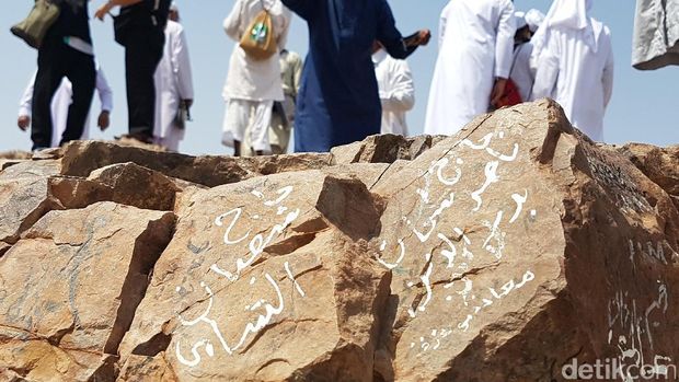 Coret-coret 'Sunarto, 'Cahyo' dan 'Wahyuni' di Jabal Uhud