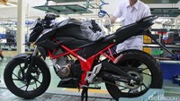 Untuk kesekian kalinya, Honda merombak CB150R StreetFire dengan penambahan warna baru Stallion Black. Motor memiliki tambahan stripe di tangki bensin dan perubahan warna rim wheel pada tipe Special Edition (SE).