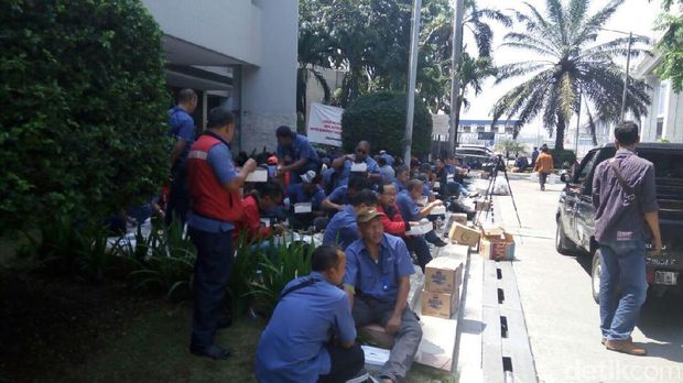 Pekerja JICT yang Ikut Mogok Kerja Makan Siang di Depan Kantor