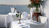 Sajian makanan laut seperti baby calamari dengan ouzo dan red mullet dengan daun anggur bisa di daptkan di restoran Ambrosia, Santorini, Yunani. Pemandangan laut Aegea yang biru dan dikelilingi oleh tebing membuat restoran ini semakin cantik. (Foto: Food and Wine)